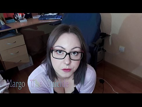 ❤️ Neska sexy betaurrekoekin dildoa zurrupatzen du kameraren aurrean ️ Izorratu bideoa gugan ️❤