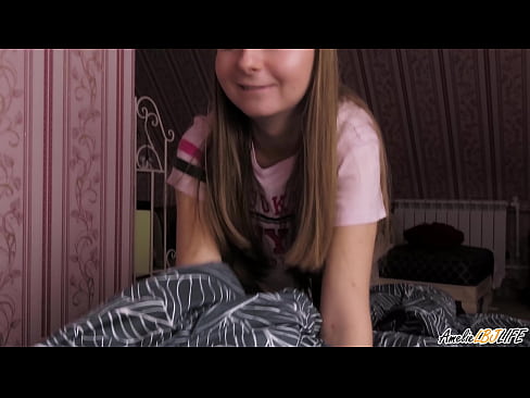❤️ Blondie-k bere BFF-ren sakon zurrupatzen du eta esperma jasotzen du ahoan ️ Izorratu bideoa gugan ️❤