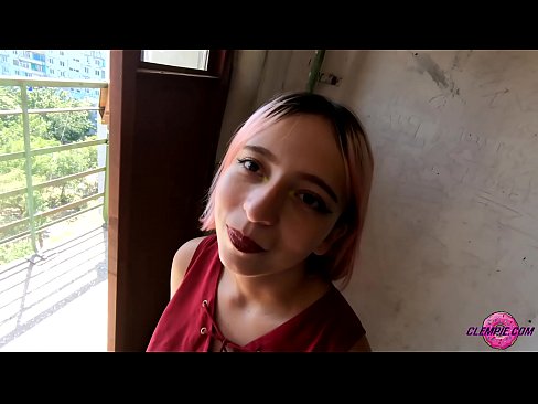 ❤️ Ikasle sentsuak arrotz bat zurrupatzen du kanpoaldean - Cum On His Face ️ Izorratu bideoa gugan ️❤