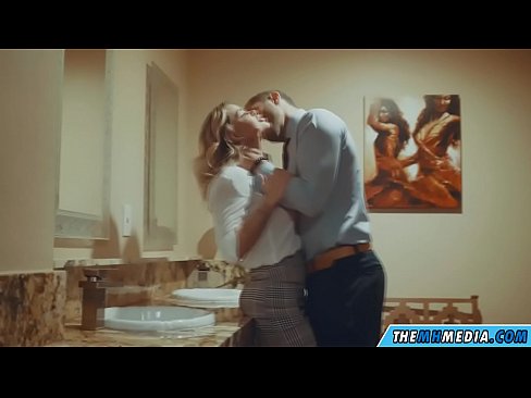 ❤️ Ilehoria busti batek komun publiko batean seduzitzen zaituenean ️ Izorratu bideoa gugan ️❤